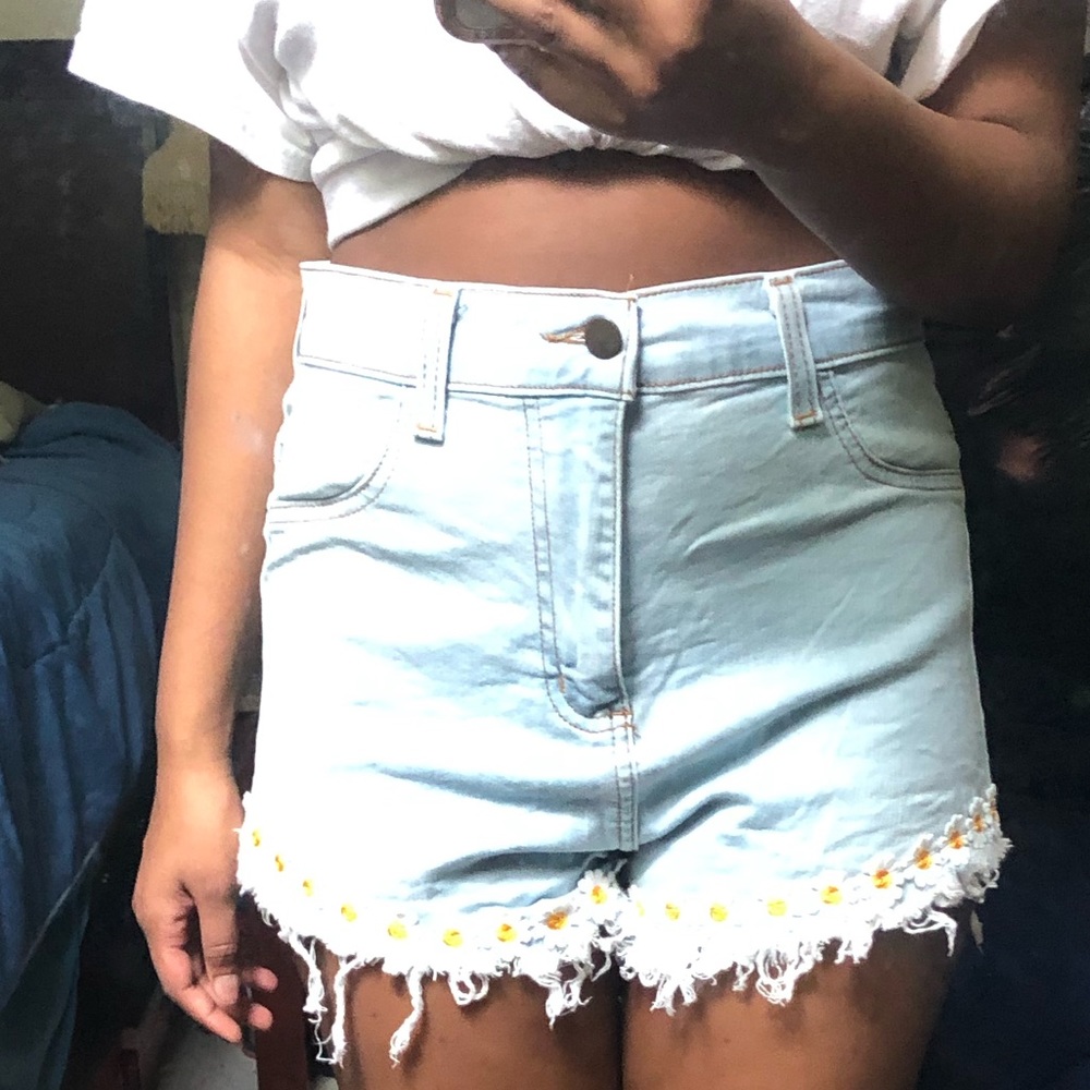 Daisy trim shorts